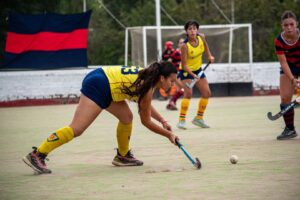 Damspelare driver bollen framåt i en intensiv bandymatch